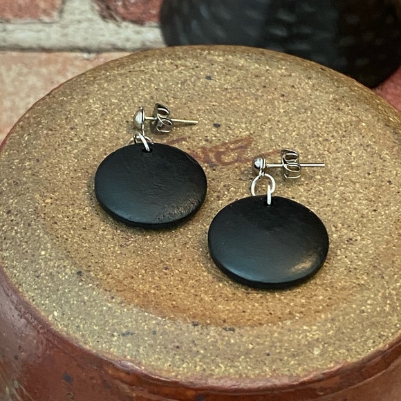 NWOT small post earrings silver (color) posts and findings black discs handmade - Picture 4 of 5